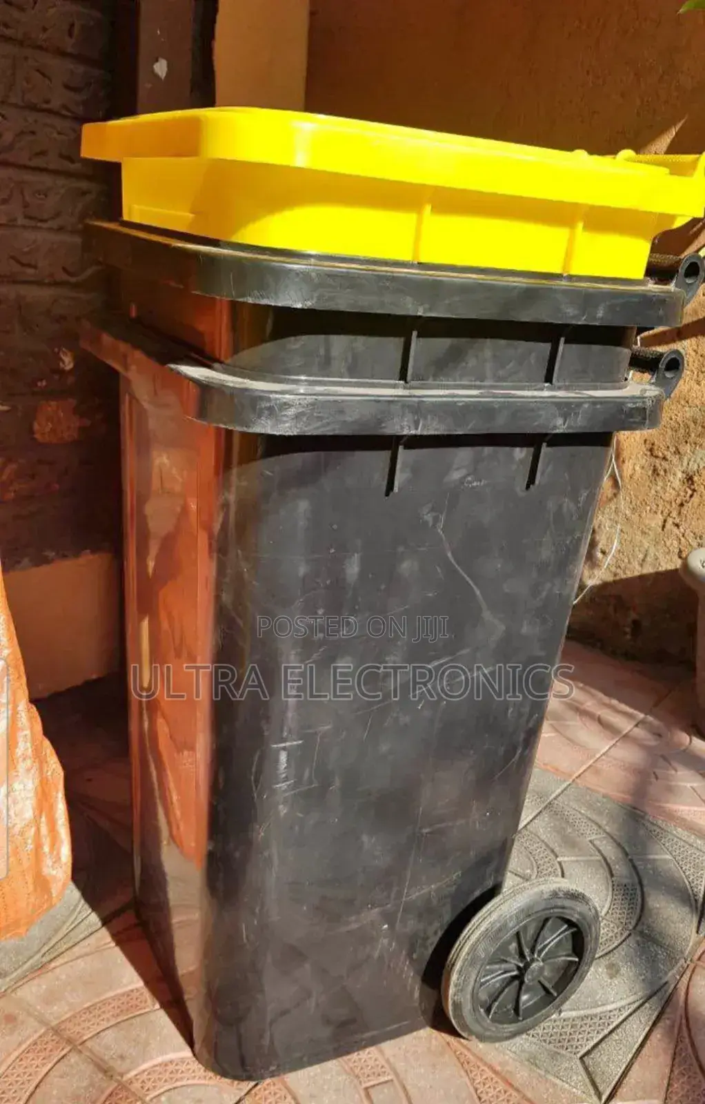 Garbage 100l Heavy-Duty Trash Can Featuring a Black Body and a Yellow