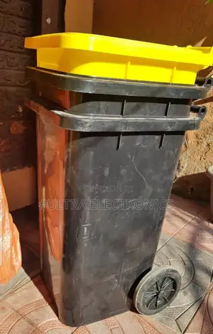 Garbage 100l Heavy-Duty Trash Can Featuring a Black Body and a Yellow