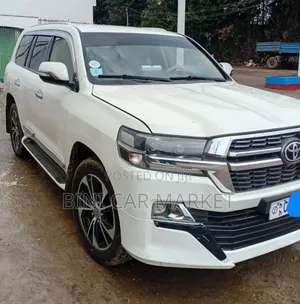 Toyota Land Cruiser 2010 White