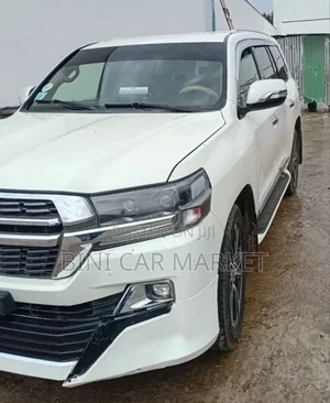 Toyota Land Cruiser 2010 White