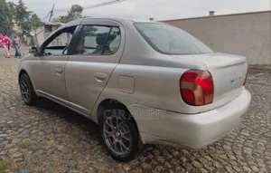 Toyota Platz 2001 Silver