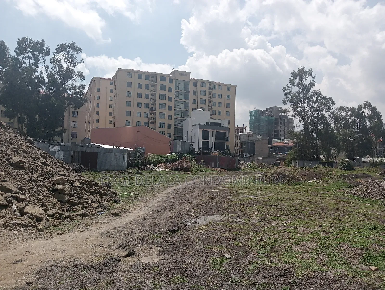 የሚሸጥ 175 ካሬ መሬት