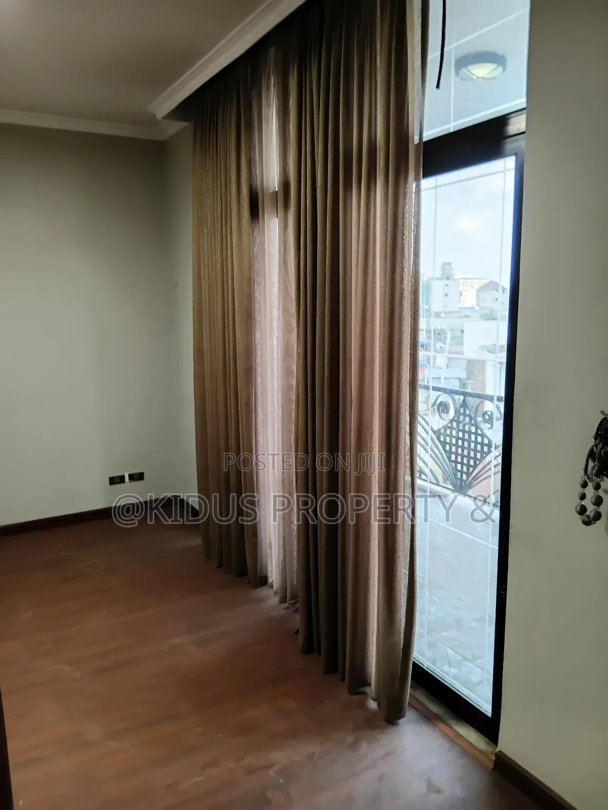 6bdrm Townhouse / Terrace in Nasswe Real State, Nifas Silk-Lafto