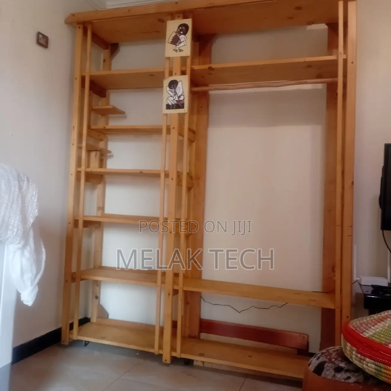 Wooden Standing Wardrobe ተንቀሳቃሽ የእንጨት ልብስ መስቀያ