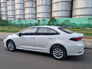 Toyota Corolla SE 2022 White
