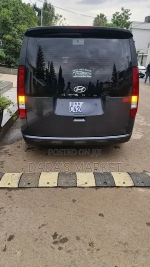 Hyundai Staria 2022 Black