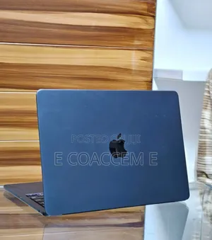New Laptop Apple MacBook 16GB Apple M4 SSD 256GB
