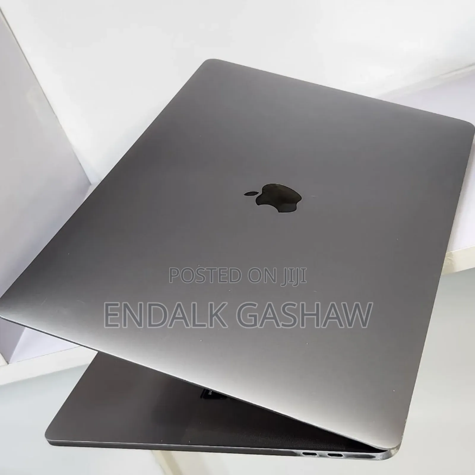 New Laptop Apple MacBook Pro 2018 8GB Intel Core i9 SSD 256GB
