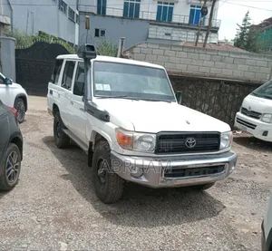Toyota Land Cruiser 2010 White