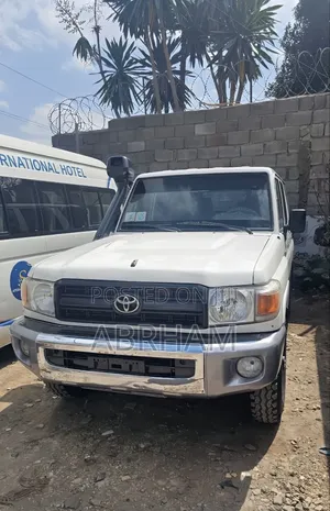 Toyota Land Cruiser 2010 White