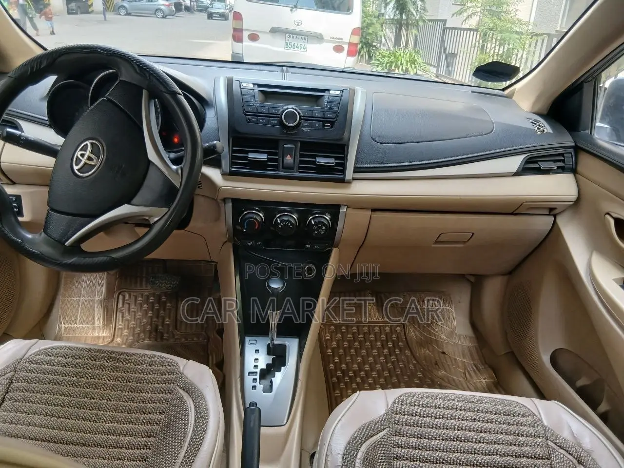 Toyota Yaris SE Hatchback 5dr 2016 Gold