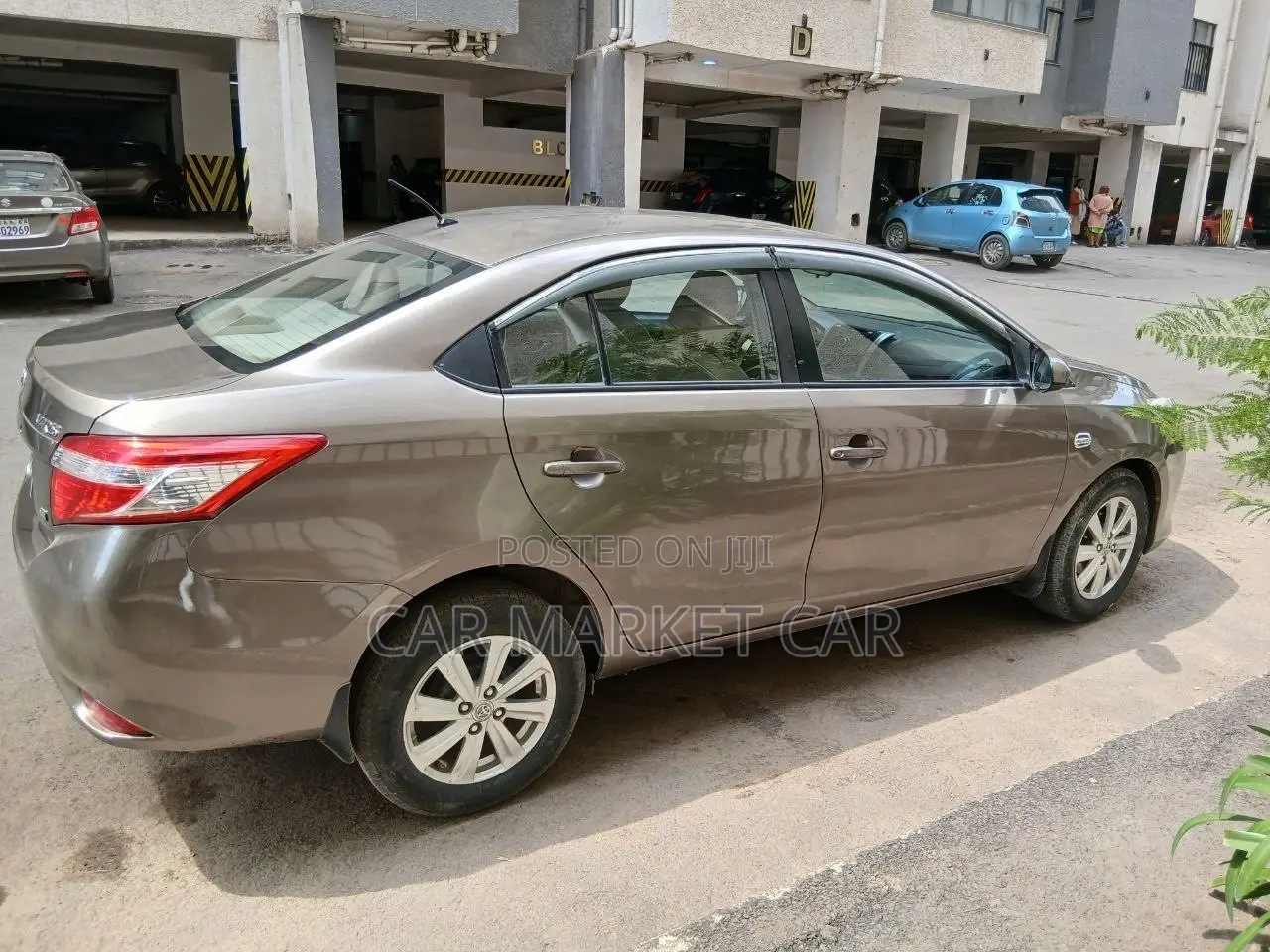 Toyota Yaris SE Hatchback 5dr 2016 Gold