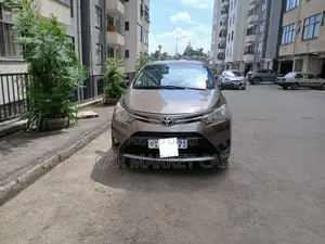 Toyota Yaris SE Hatchback 5dr 2016 Gold