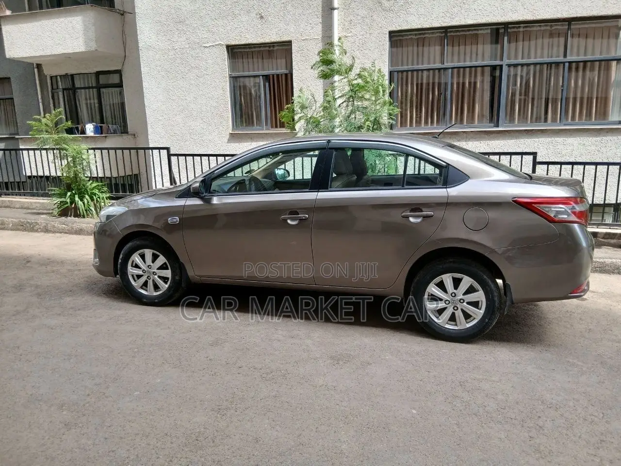 Toyota Yaris SE Hatchback 5dr 2016 Gold