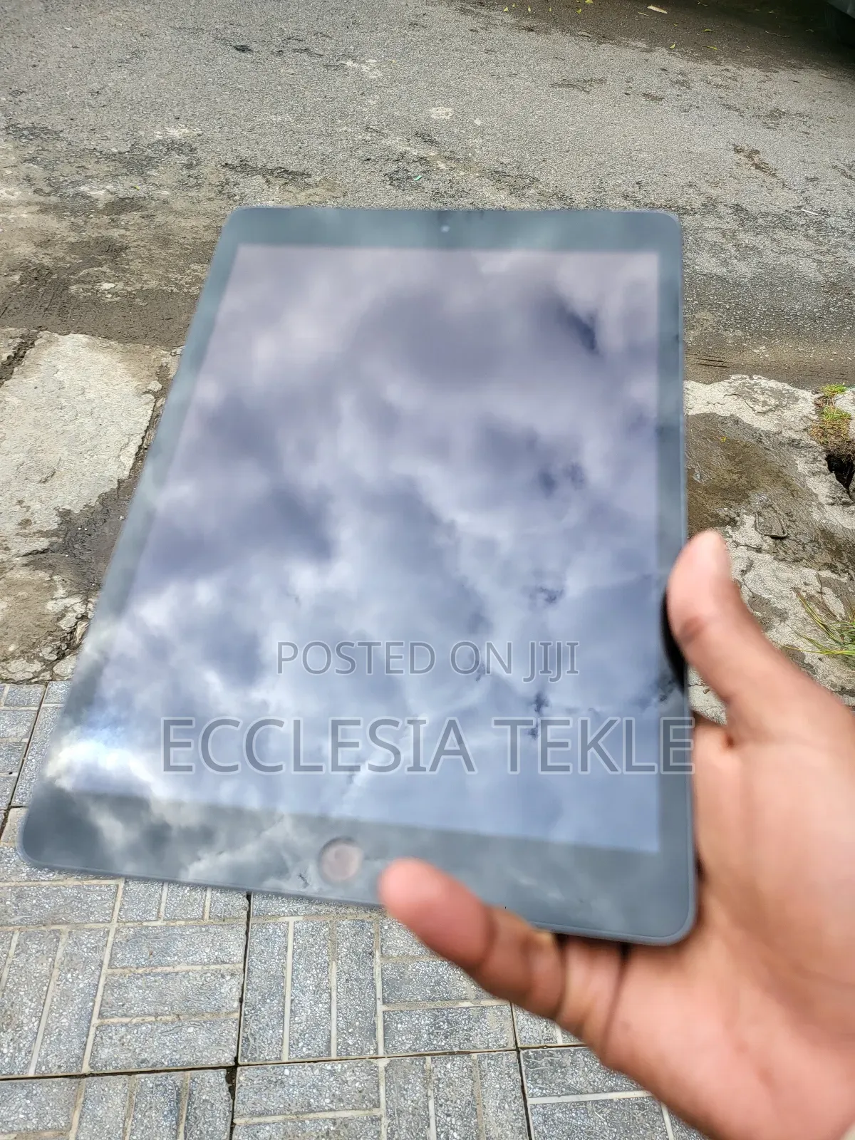 Apple iPad 10.2 (2019) 32 GB Gray