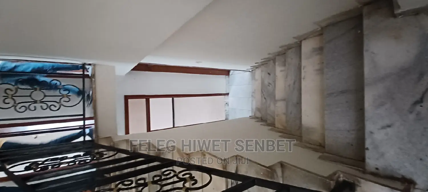 5bdrm House in አአ, Bole for sale