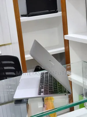 New Laptop Apple MacBook Pro 2020 8GB Intel Core i5 SSD 512GB