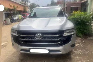 የሚከራይ Landcruiser V8 አለን ይደውሉ