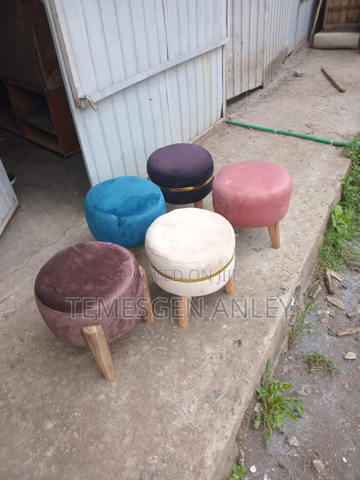 ኩርሲ ወንበሮች በዋንዛ