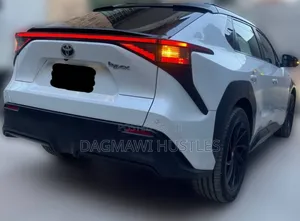 Toyota bZ4X 71.4 kWh FWD 2023 White