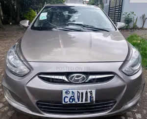 Hyundai Accent SE 2011 Gold