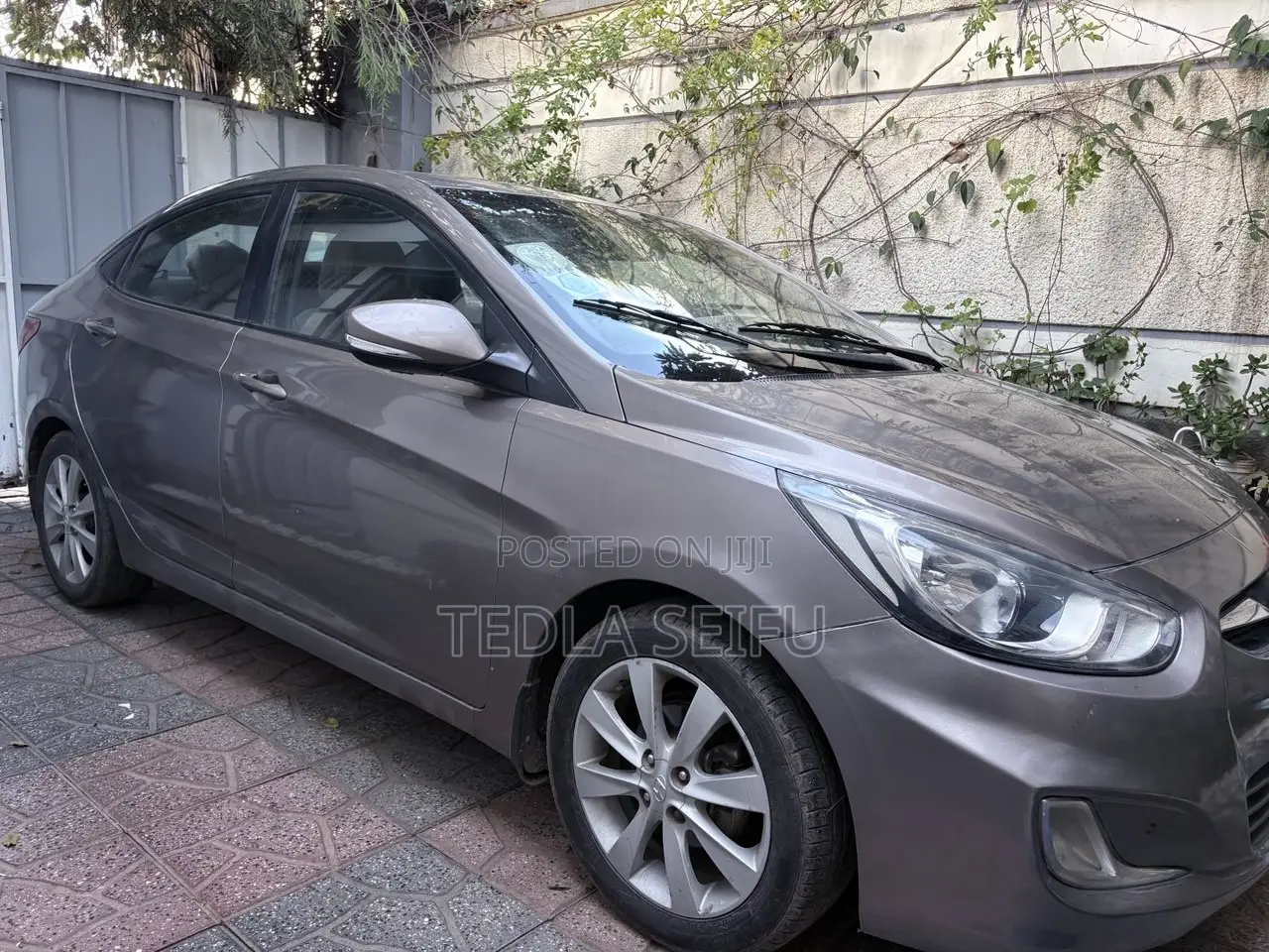 Hyundai Accent SE 2011 Gold