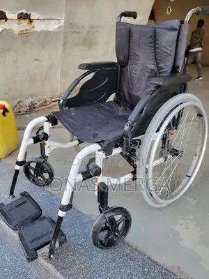 Used Wheelchair啓从indoor and Outdoor Daily Activities.