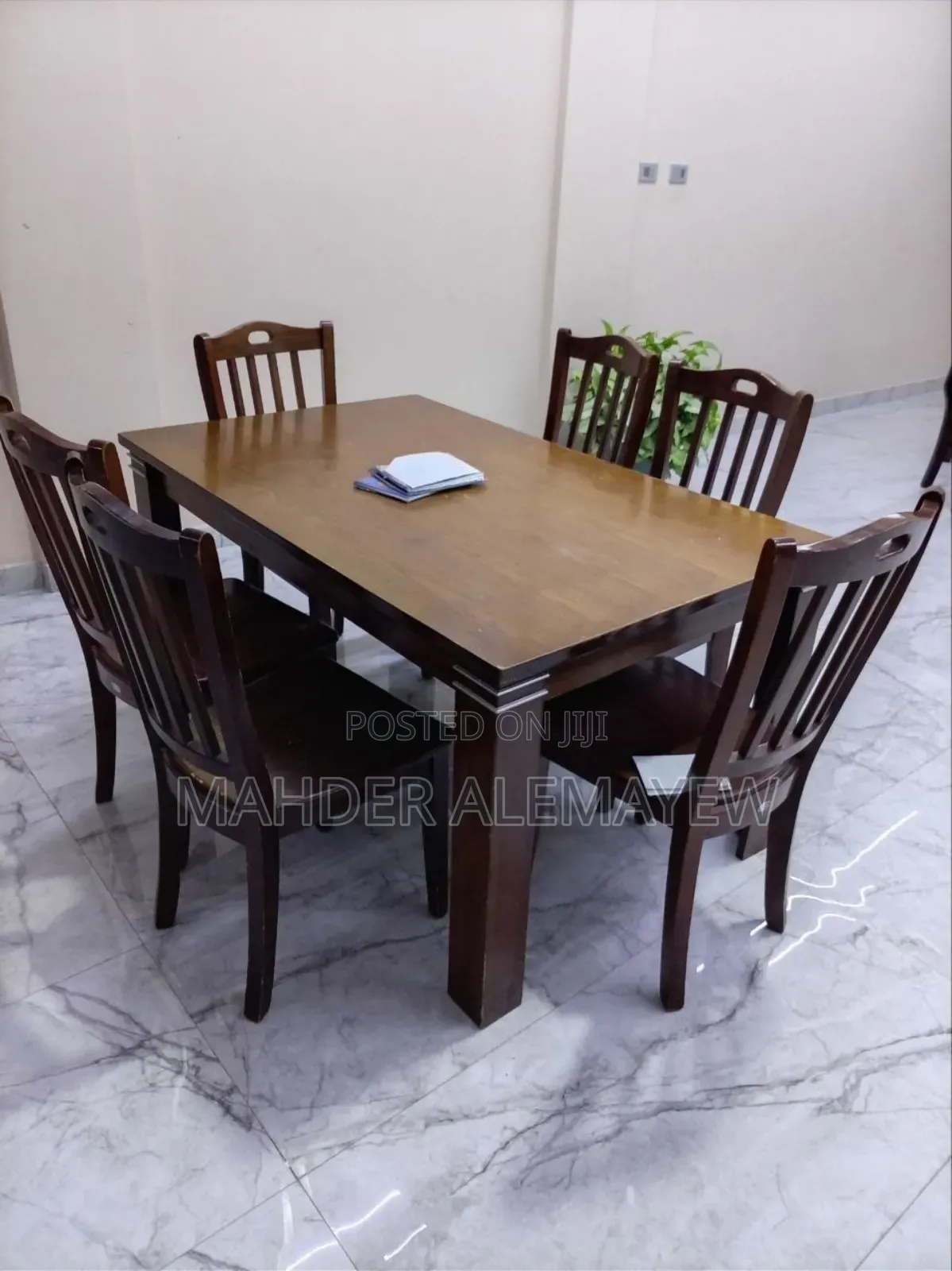 በመጠኑ ያገለገለ በጥሩ ይዞታ ላይ የሚገኝ Dinning
