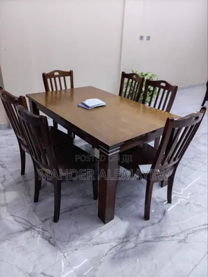 በመጠኑ ያገለገለ በጥሩ ይዞታ ላይ የሚገኝ Dinning