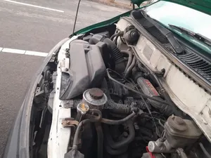 Toyota HiAce 2000 Green