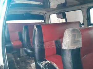 Toyota HiAce 2000 Green