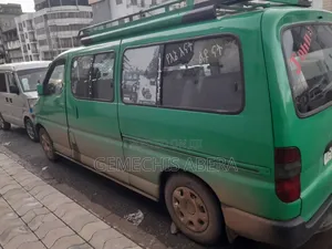Toyota HiAce 2000 Green
