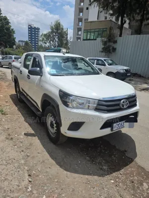 Toyota Hilux 2022 White