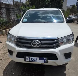Toyota Hilux 2022 White