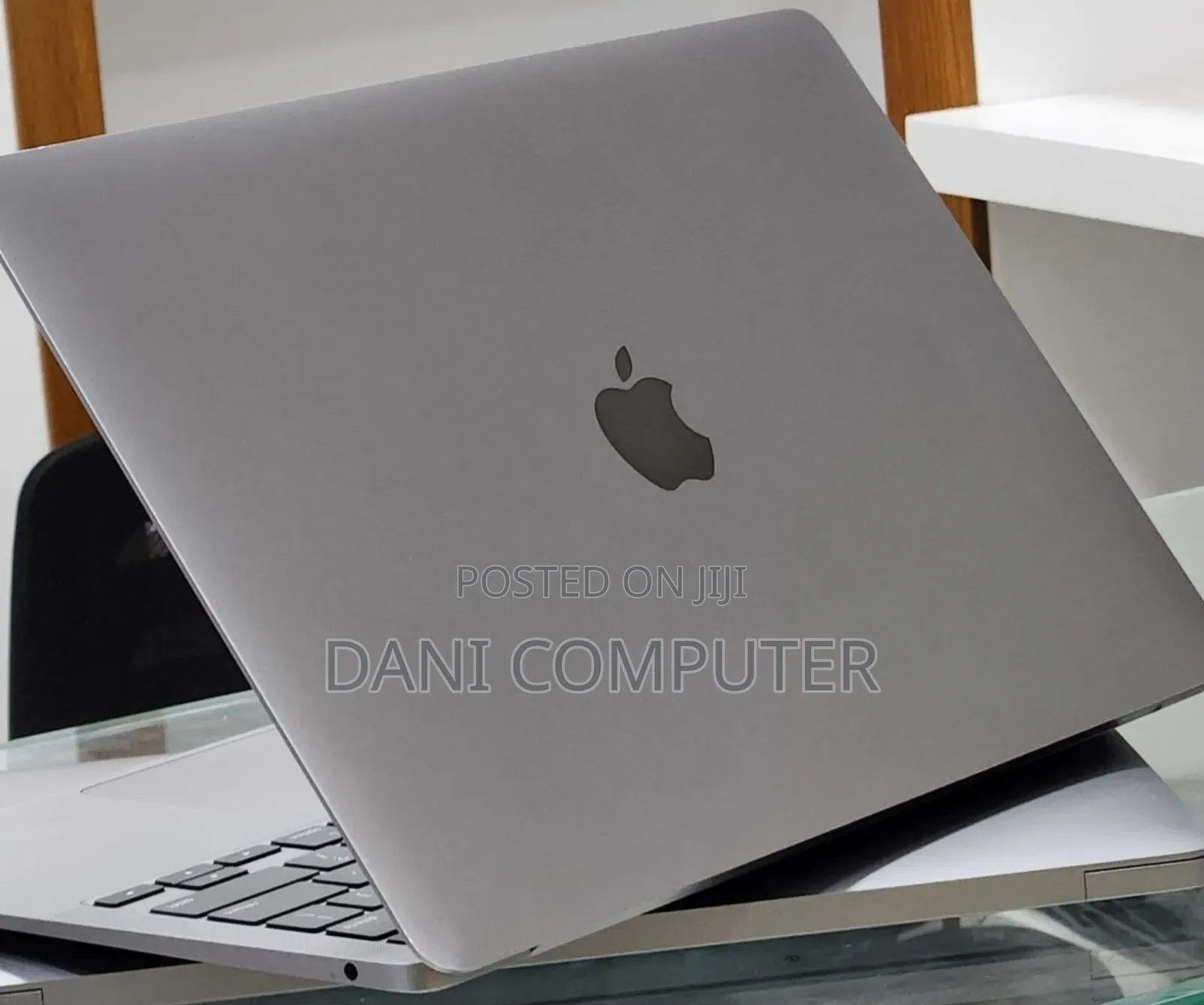 New Laptop Apple MacBook Pro 2020 M1 8GB Apple M1 Pro SSD 256GB