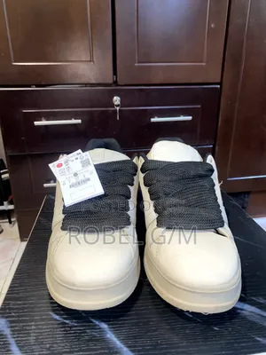 Bershka. Size 42
