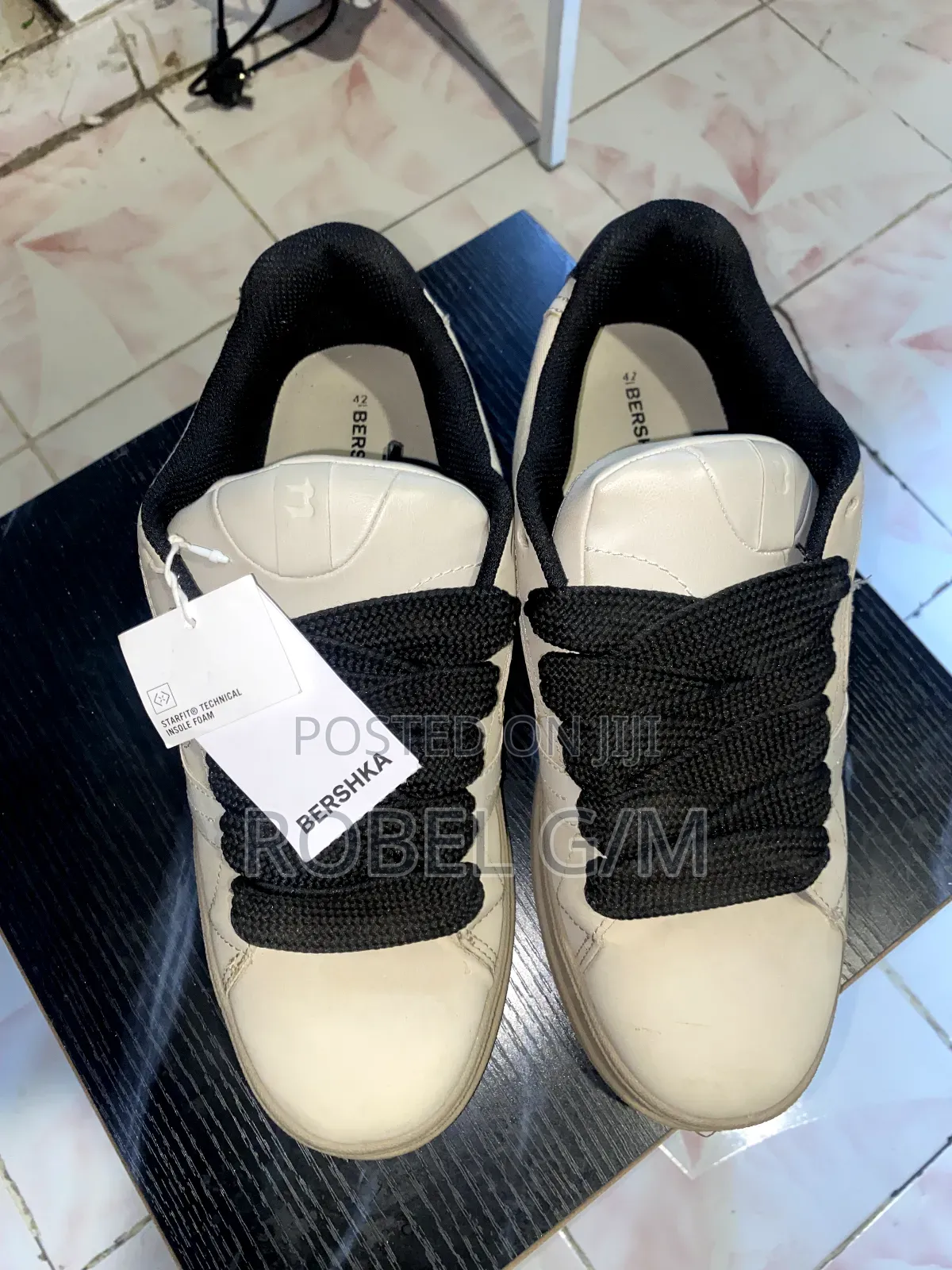 Bershka. Size 42