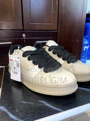 Bershka. Size 42