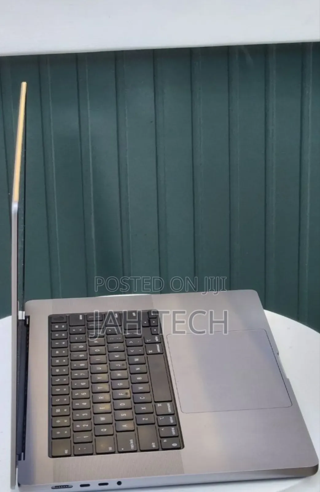 New Laptop Apple MacBook Pro M1 16GB Apple M1 Pro SSD 512GB