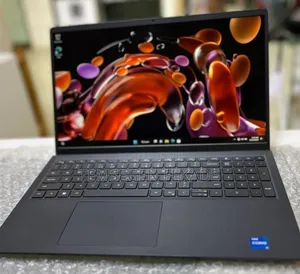 New Laptop Dell Vostro 3520 8GB Intel Core i5 HDD 1T