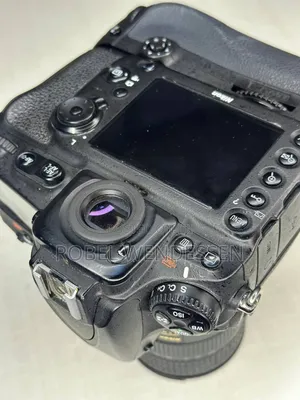 Nikon D810 Camera 24-120mm Lens 2 Batteries Battery Grip .