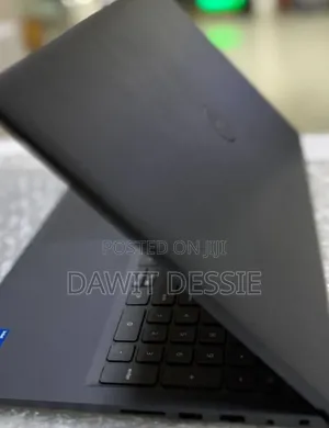 New Laptop Dell Vostro 3520 8GB Intel Core i5 SSD 1T