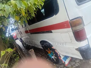 Toyota HiAce 2002 Yellow