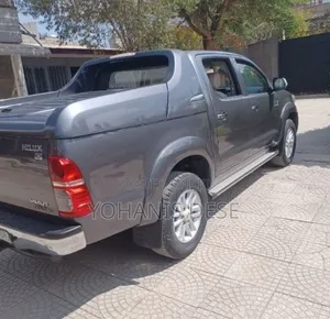 Toyota Hilux 2014 Black