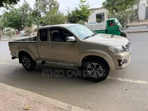 Toyota Hilux 2014 Gold