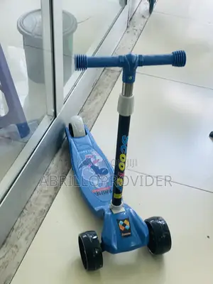 Three-Wheeled Kick Scooter for Kids Flash Pedal Plastic Balanced