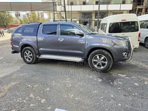 Toyota Hilux 2014 Gray