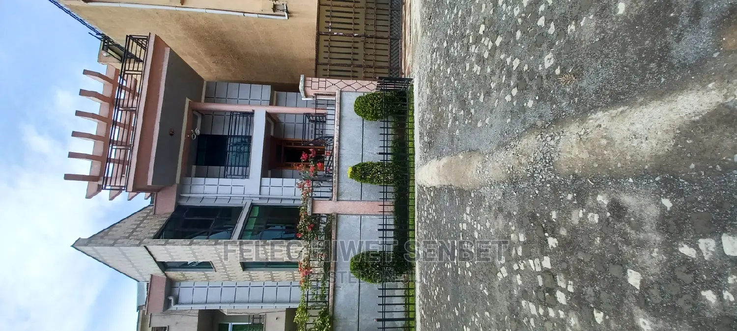 7bdrm House in አአ, Bole for sale