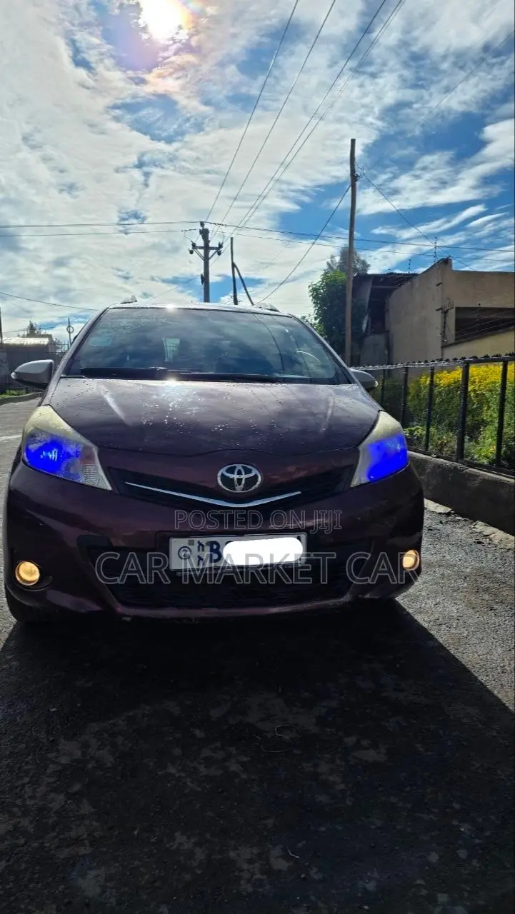 Toyota Yaris LE Hatchback 3dr 2012 Burgundy