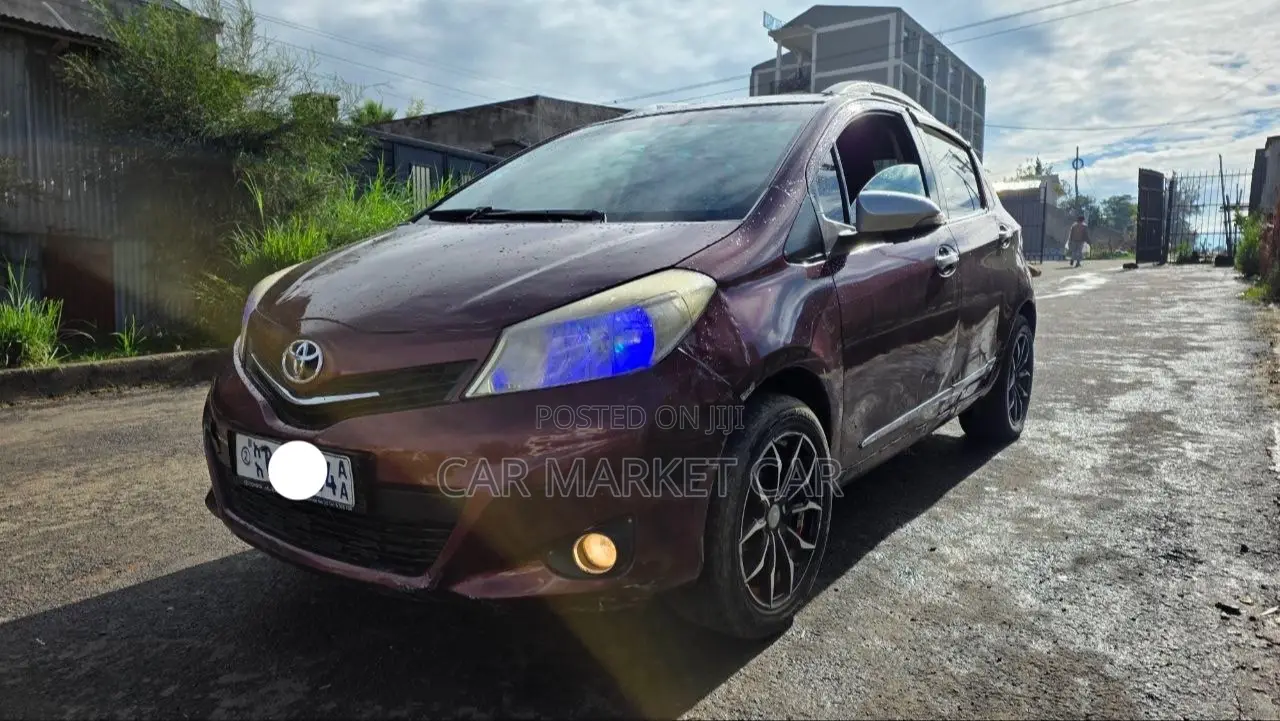 Toyota Yaris LE Hatchback 3dr 2012 Burgundy